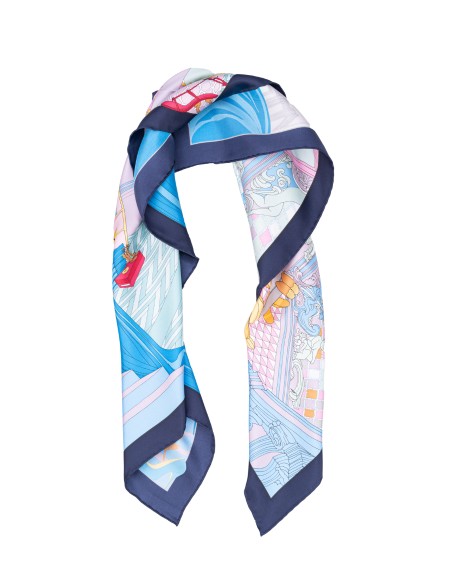 Shop SALVATORE FERRAGAMO  Foulard: Salvatore Ferragamo foulard in seta stampa Atelier.
Stampa multicolor ispirata al mondo Ferragamo.
Simboli del brand, le forme delle scarpe di Marilyn Monroe, il packaging d'archivio e quello nuovo a contrasto sono solo alcuni dei dettagli che ne fanno un vero tableau vivant da scoprire con calma.
Dimensioni: Lunghezza 90.0 CM  Profondità 90.0 CM.
Composizione: 100% seta.
Made in Italy.. 310174 FO ATELIER-776443